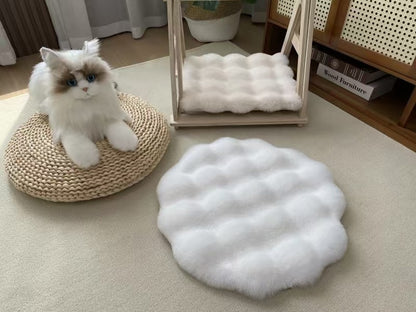White Plush Round Cat Mat - Soft Faux Fur Sleeping Pad (40cm Diameter) - Image 2