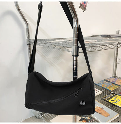 An elegant black shoulder bag for travel and work - Image 2