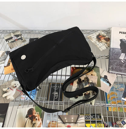 An elegant black shoulder bag for travel and work - Image 3
