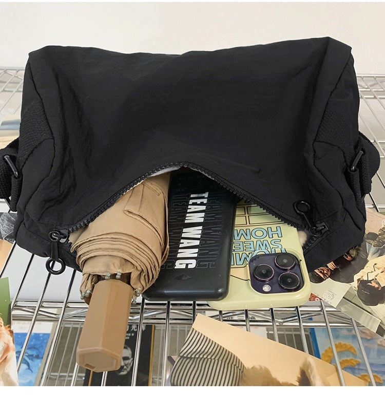 An elegant black shoulder bag for travel and work - Image 4