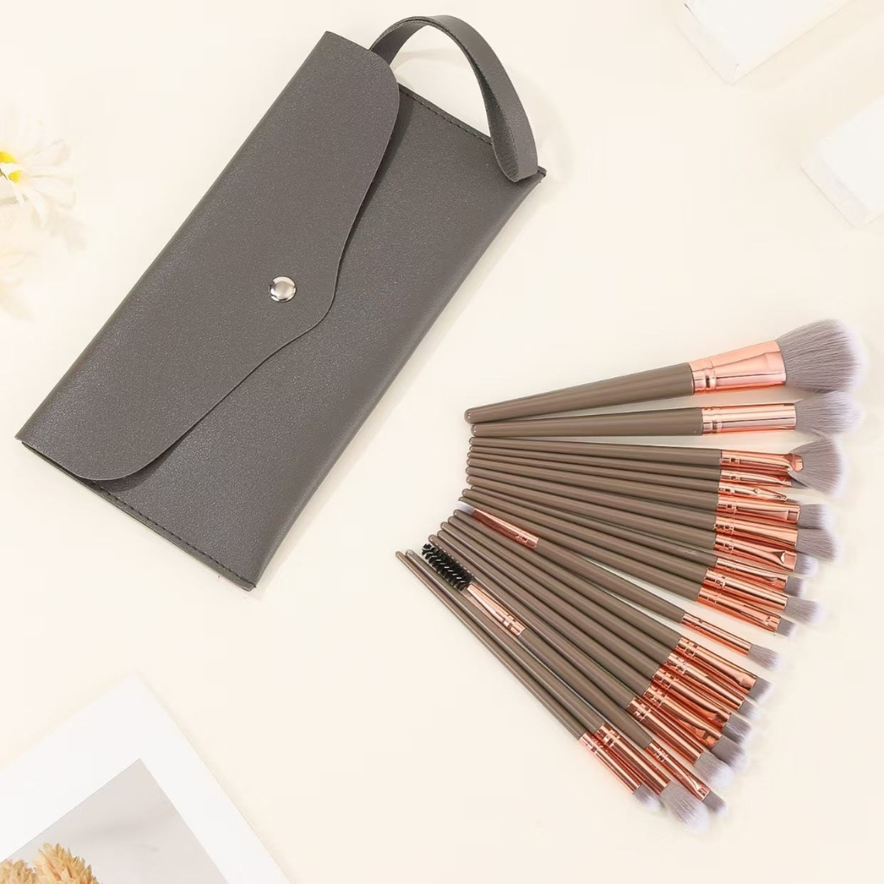 Brown and Glod Complete 20-Piece Makeup Brush Set with Travel Pouch - Professional Synthetic Face & Eye Brushes Kit - Image 7