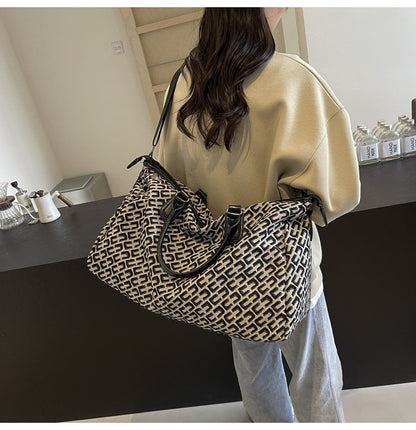 Black Stylish Geometric Pattern Travel Duffel Bag - Large Capacity Lightweight Weekender & Gym Bag - Image 3