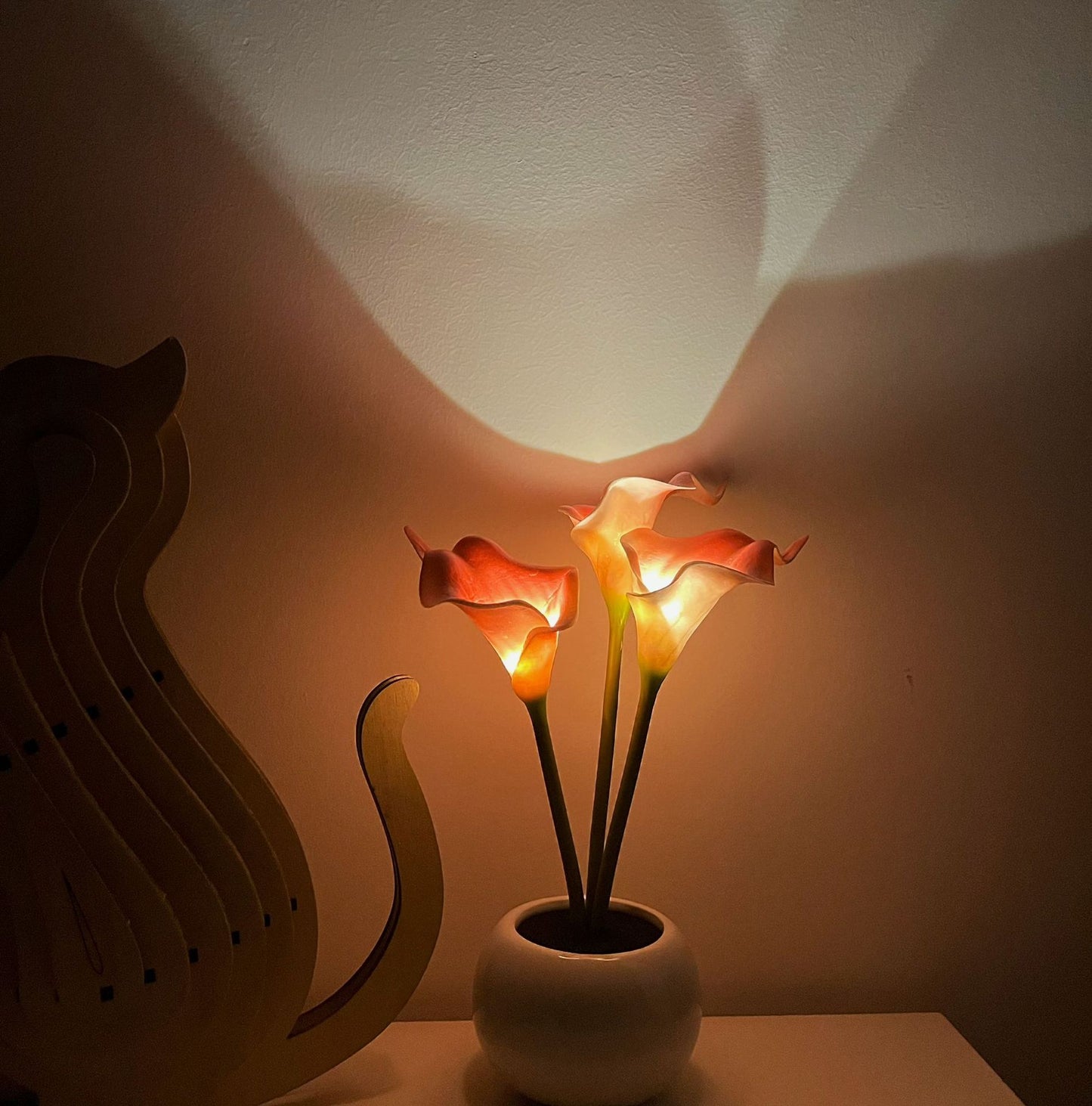 Pink Elegant Calla Lily LED Table Lamp - Lifelike Potted Flower Accent Light for Bedside Home Decor - Image 3