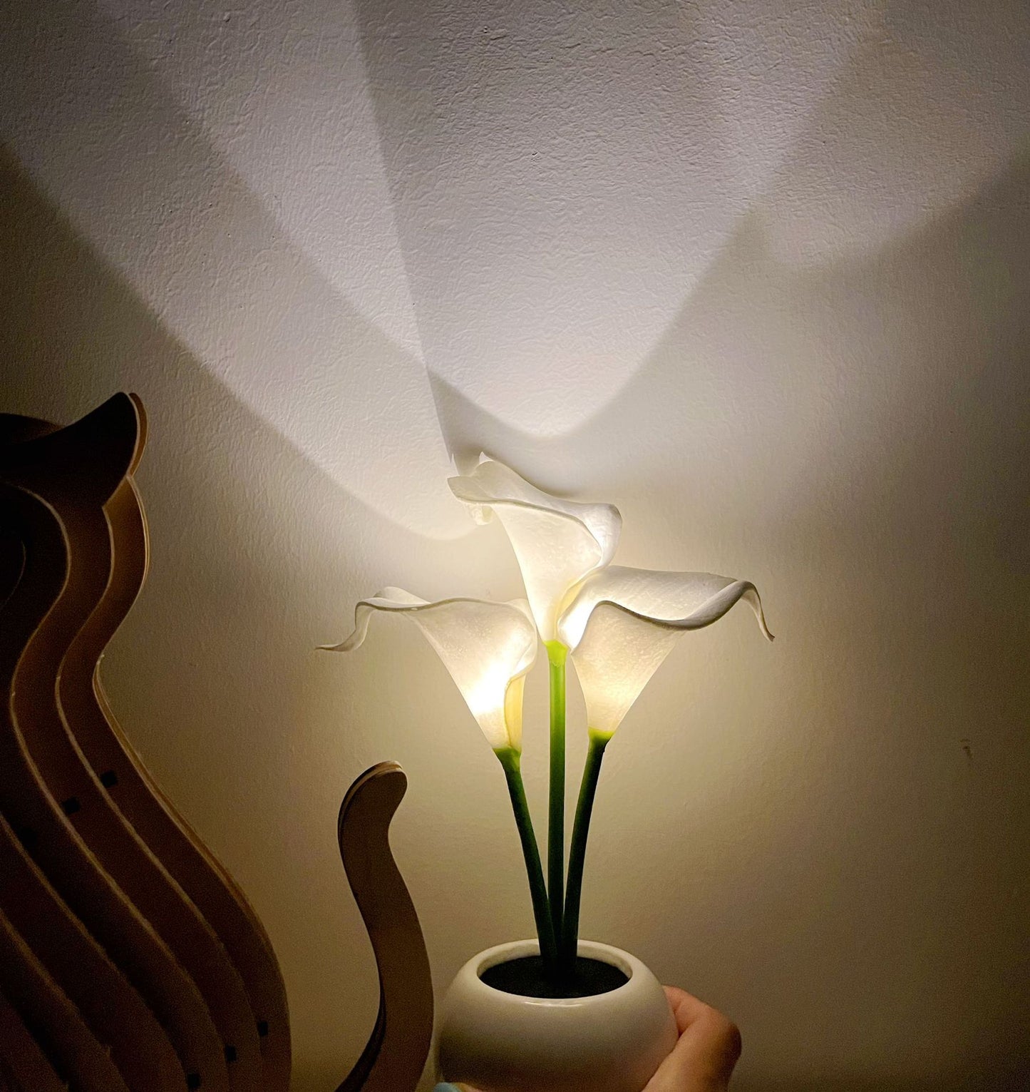 White Elegant Calla Lily LED Table Lamp - Lifelike Potted Flower Accent Light for Bedside Home Decor - Image 3