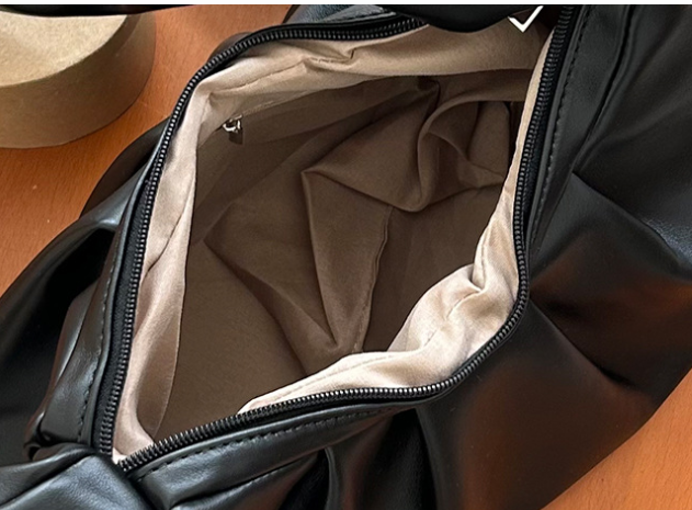 Black Pleated Handheld Underarm Bag - Stylish & Spacious Tote for Everyday Use - Image 2