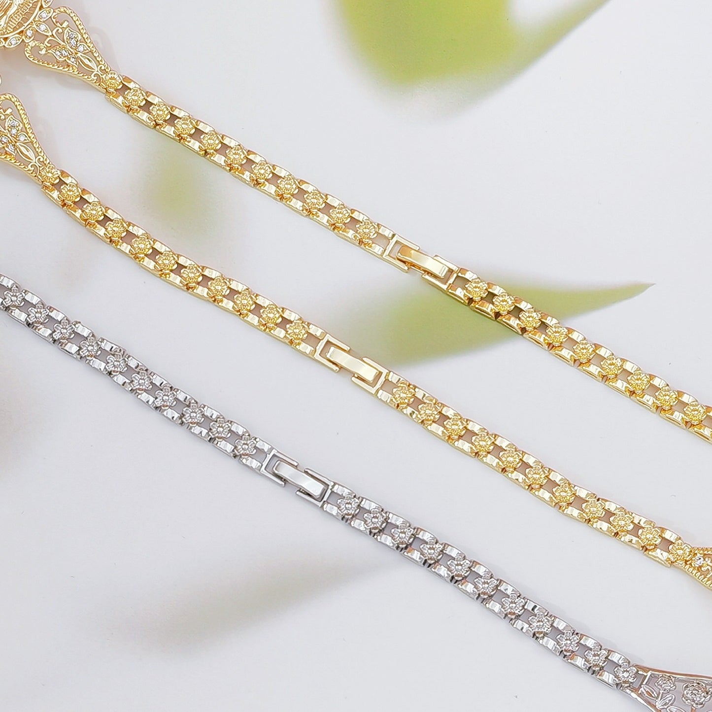 Elegant Hollow Floral Geometric Bracelet – Gold-Plated Copper Fashion Jewelry with Delicate Chain Design(R80） - Image 4