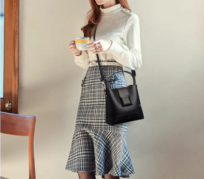 Black Versatile Bucket Bag - Stylish Trend Shoulder Handbag with Large Capacity Crossbody for Women (21x10x30 cm) - Image 3
