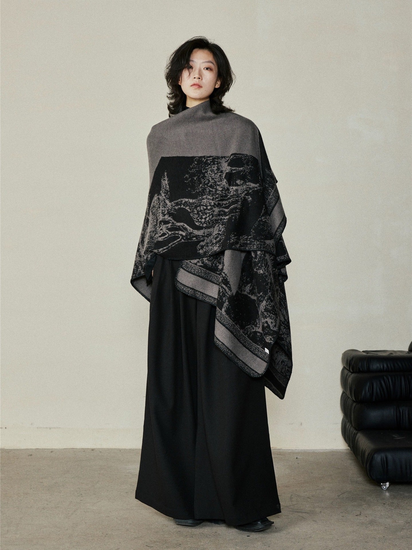 Faux Cashmere Shawl (Qingming Scroll Print) - Black Red, 160*135cm - Image 2