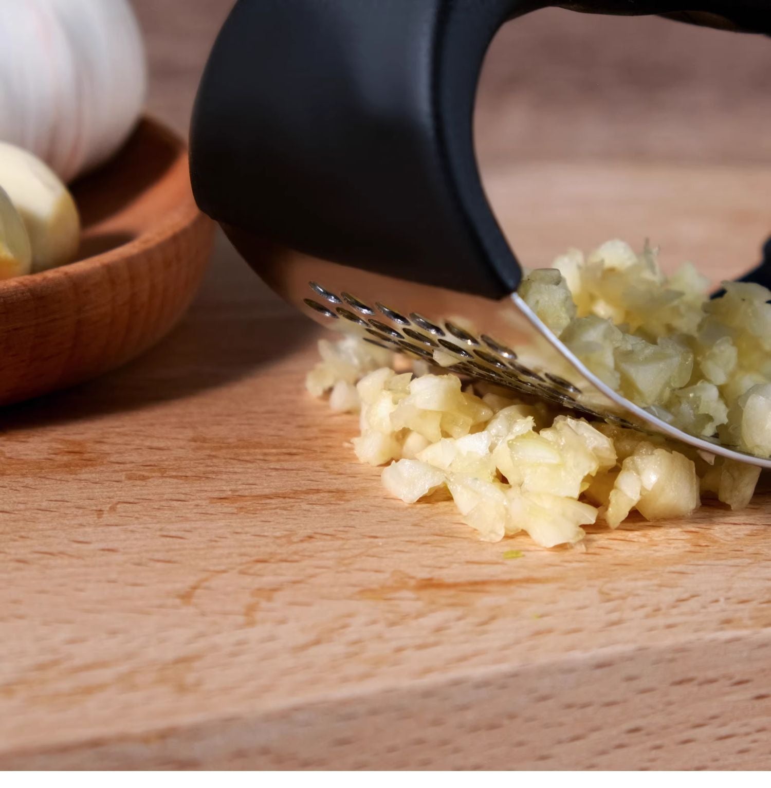 Black Stainless Steel Garlic Press Rocker Ergonomic Garlic Crusher and Ginger Mincer Professional Kitchen Tool - Image 5