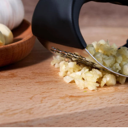 Black Stainless Steel Garlic Press Rocker Ergonomic Garlic Crusher and Ginger Mincer Professional Kitchen Tool - Image 5