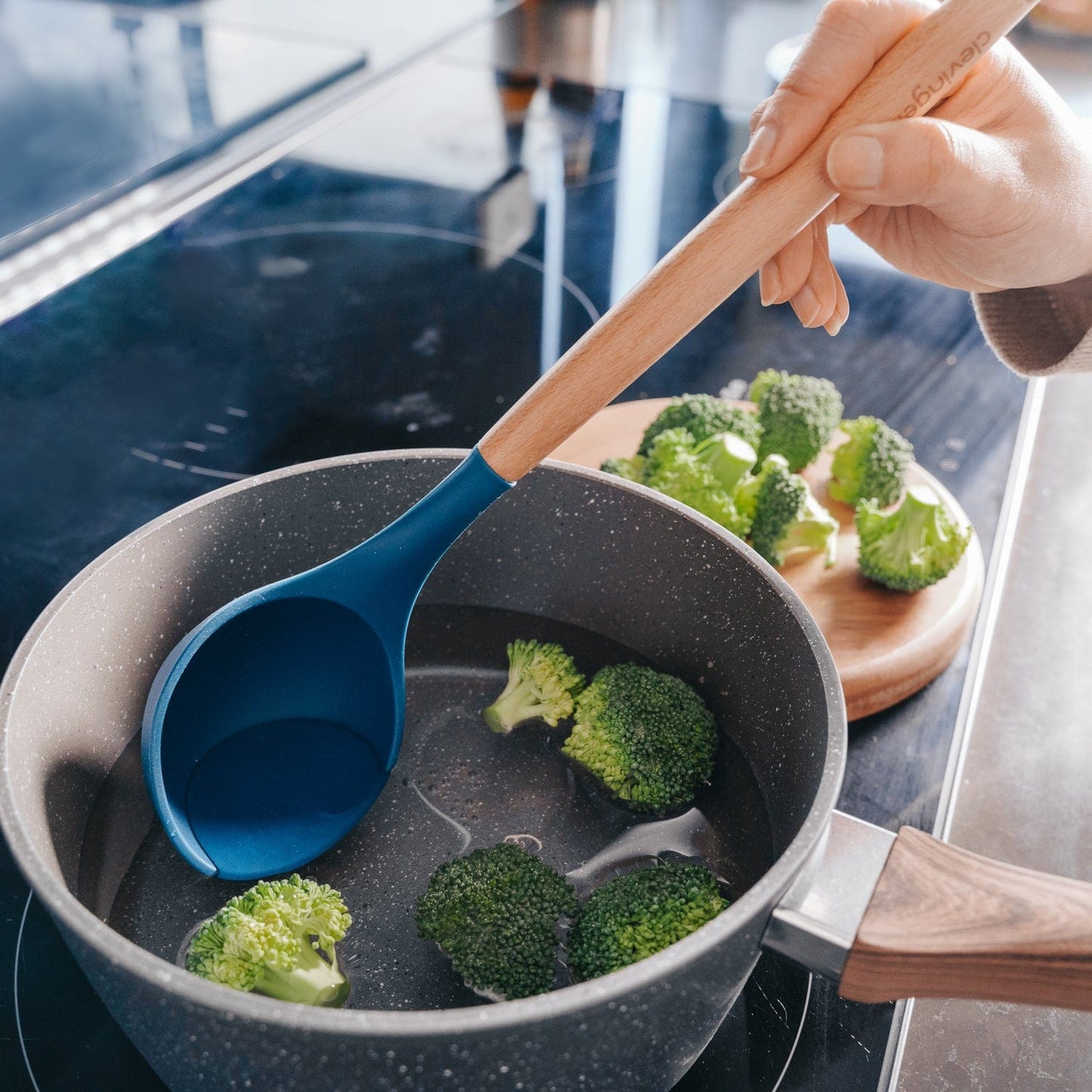 Beechwood & silicone ladle navy - Image 3