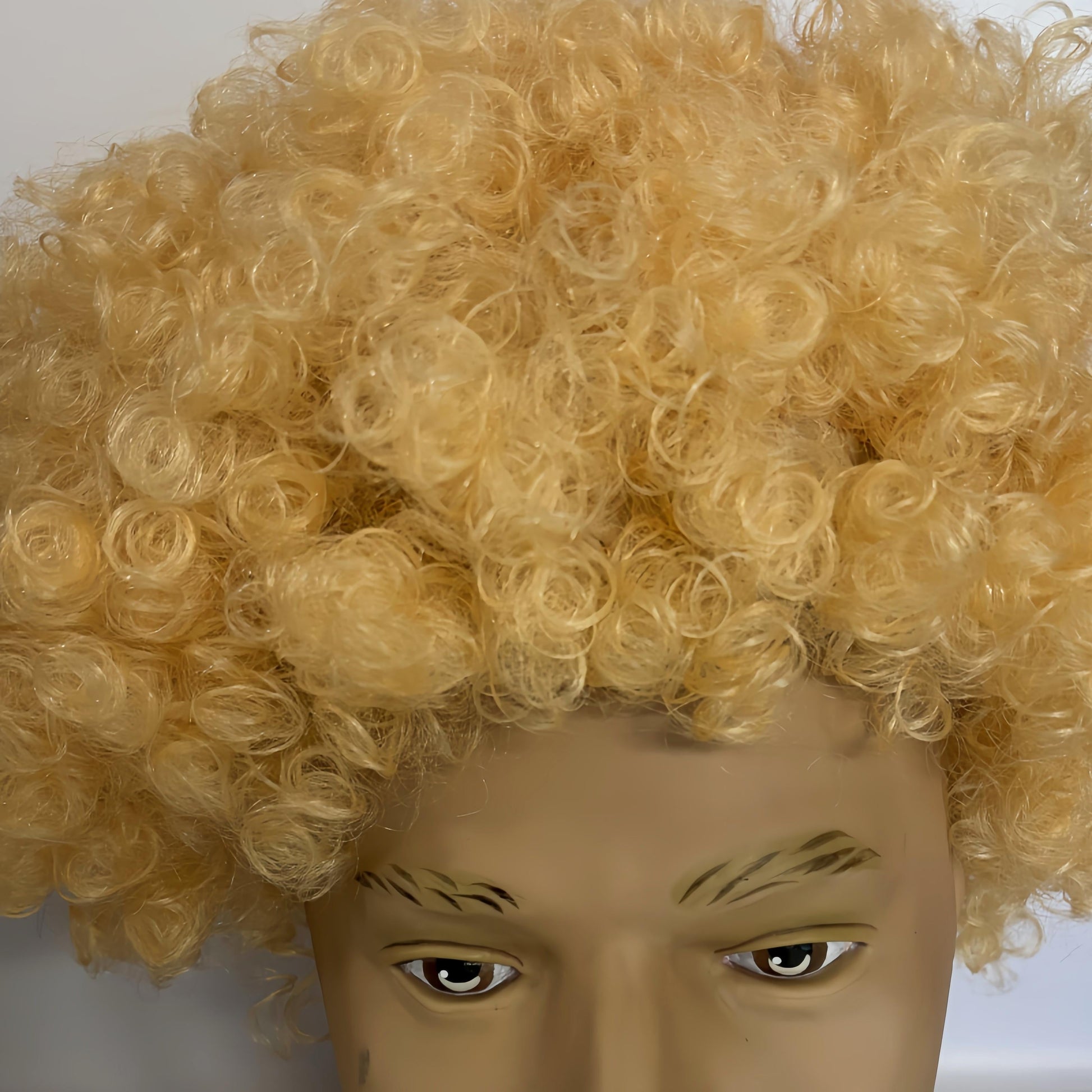 Large gold Afro wig - Image 5